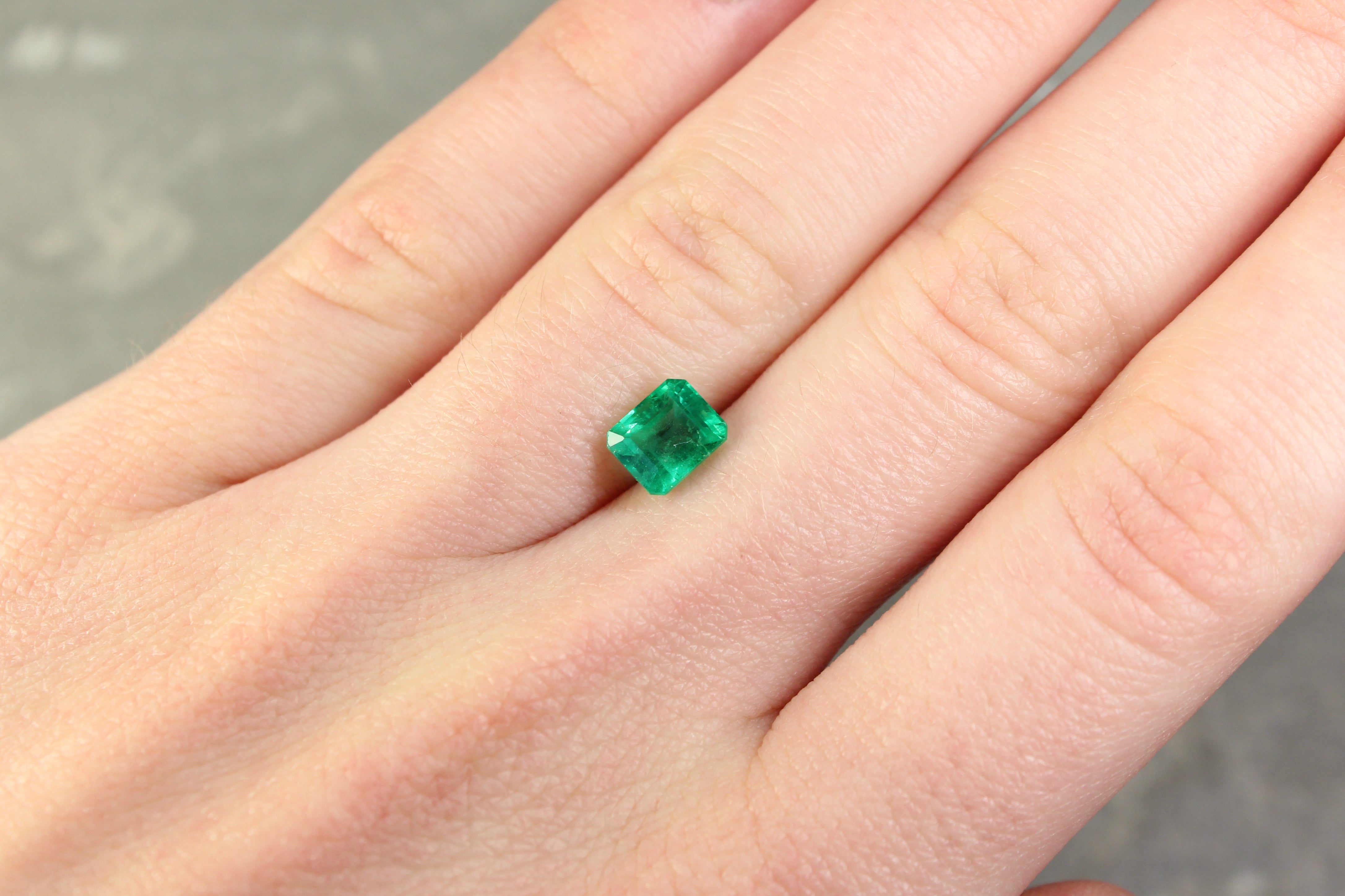 1.17ct Octagon Emerald, Minor Oil, Zambia - 6.60 x 5.48 x 4.31mm