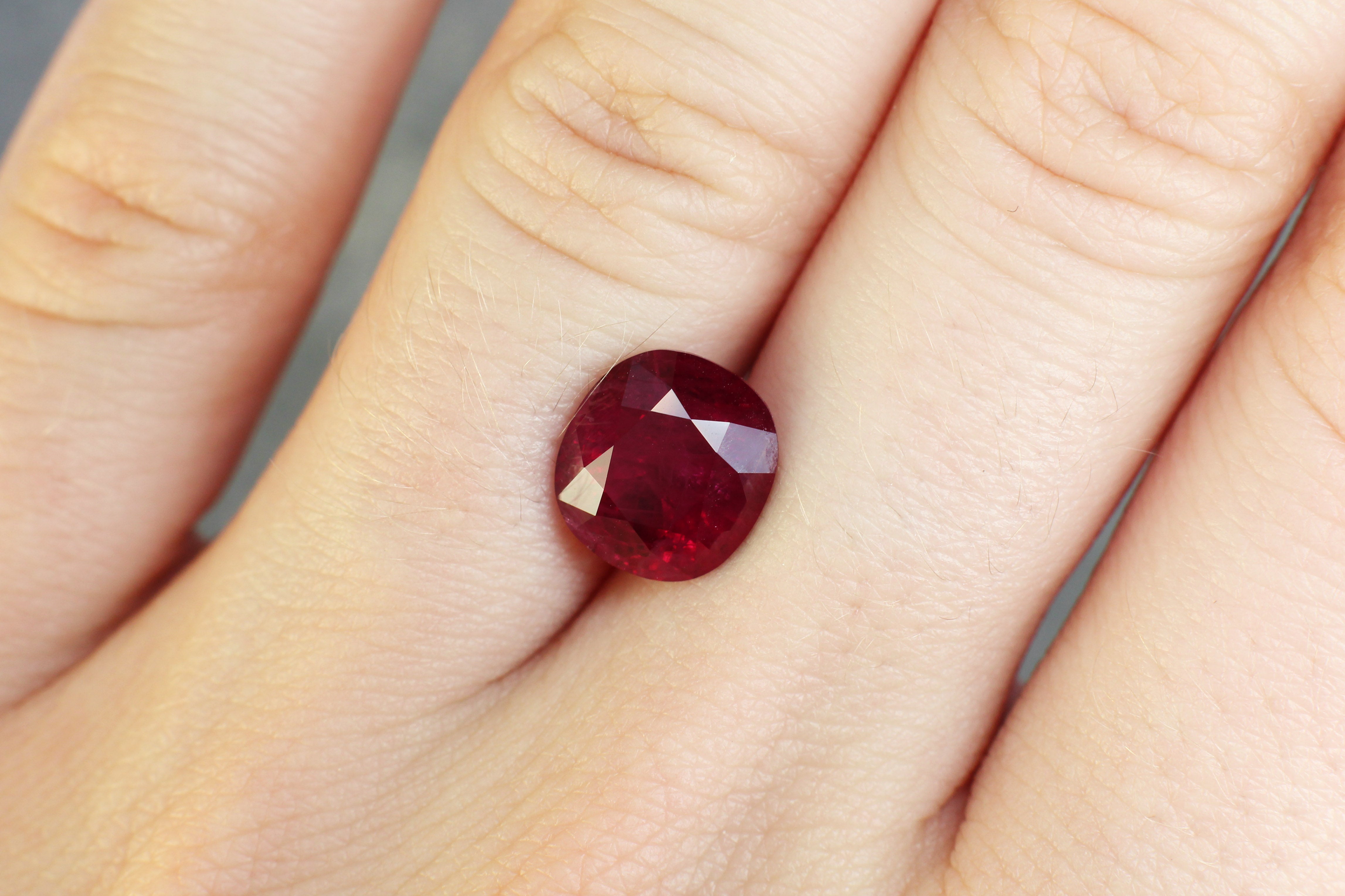 4.35ct Vivid Red, Oval Ruby, Thailand - 9.44 x 8.68 x 6.24mm