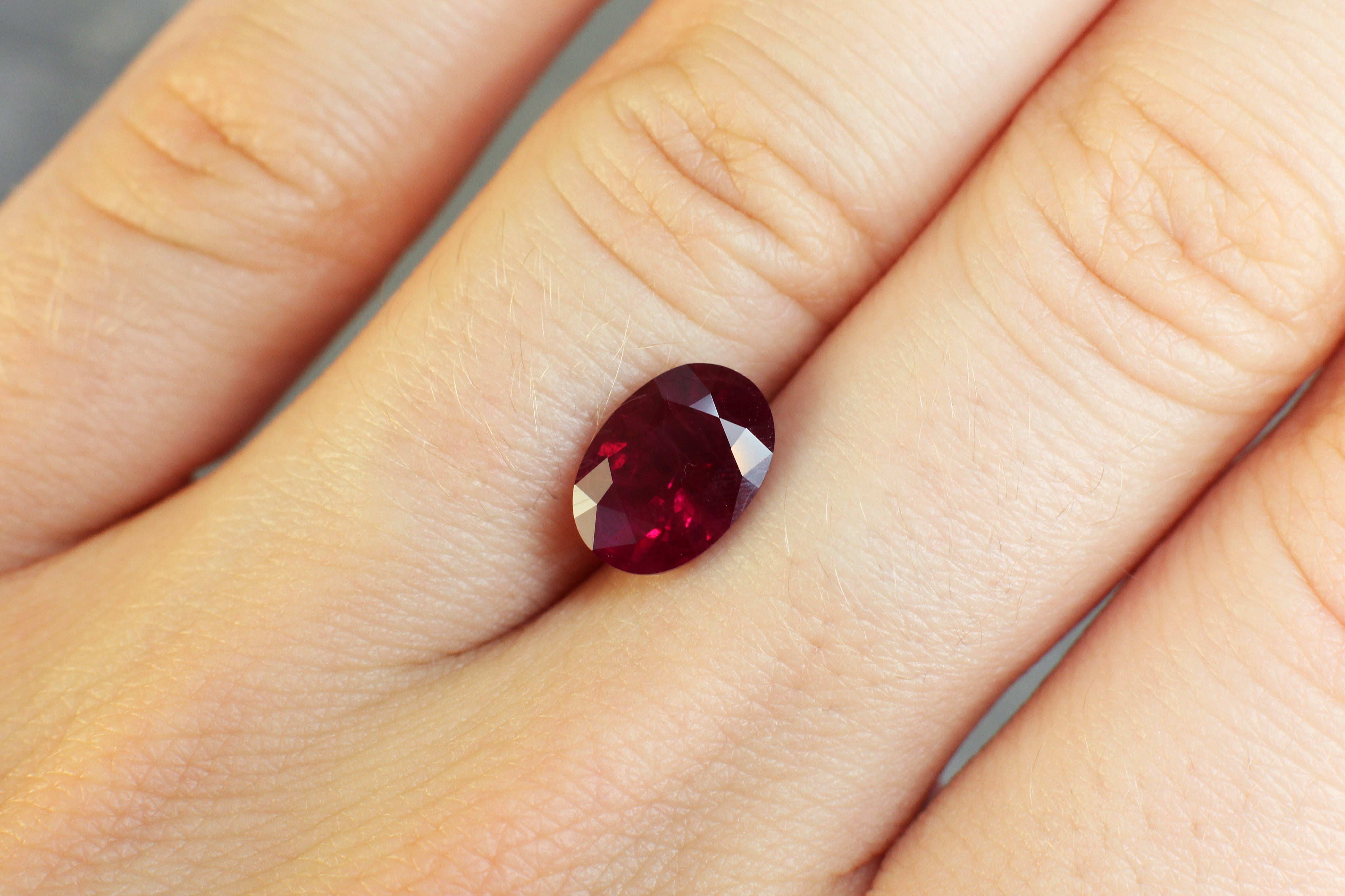 2.86ct Oval Ruby, H(b), Myanmar - 9.87 x 6.94 x 4.94mm