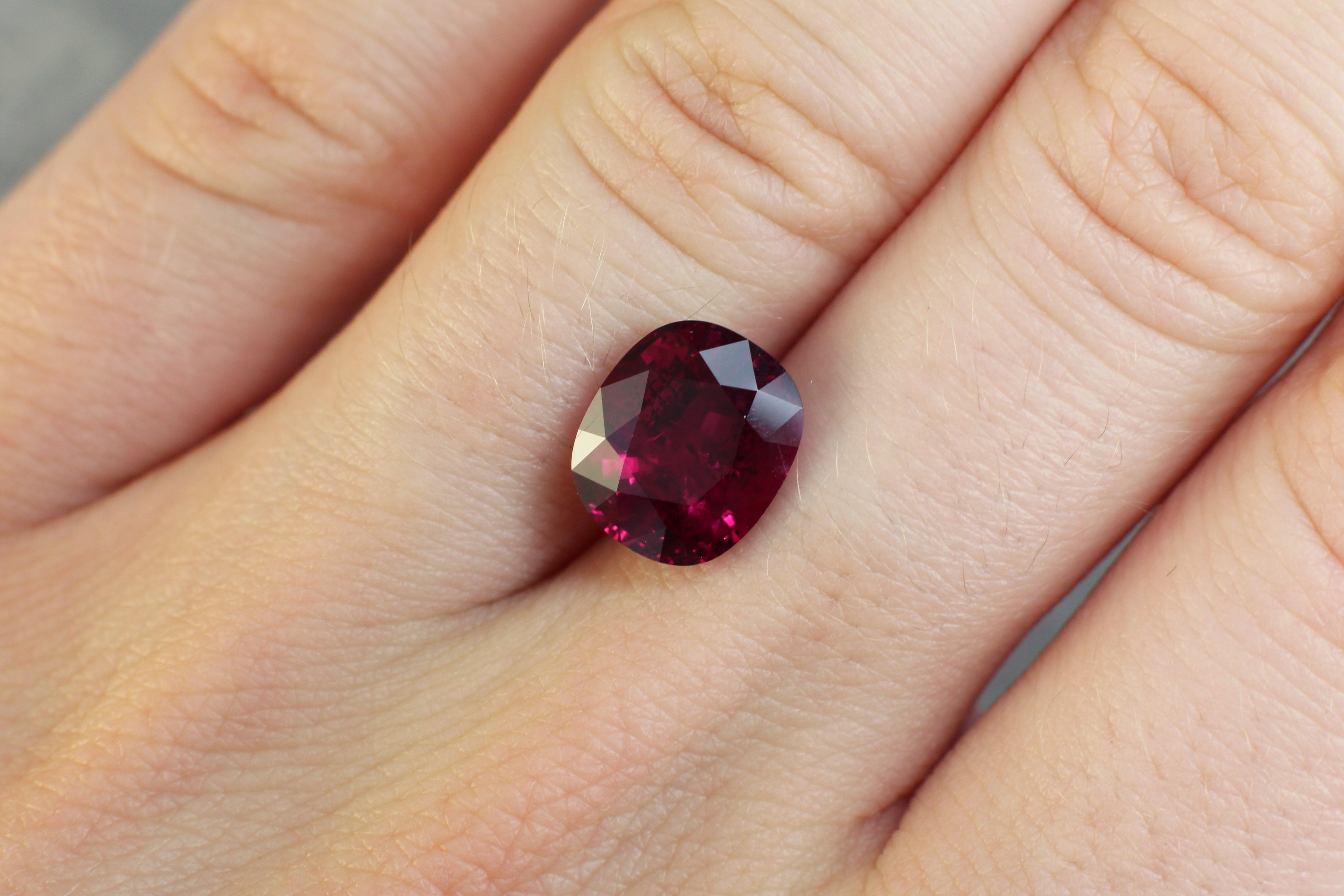 4.49ct Oval Ruby, Thailand - 10.16 x 8.73 x 5.62mm