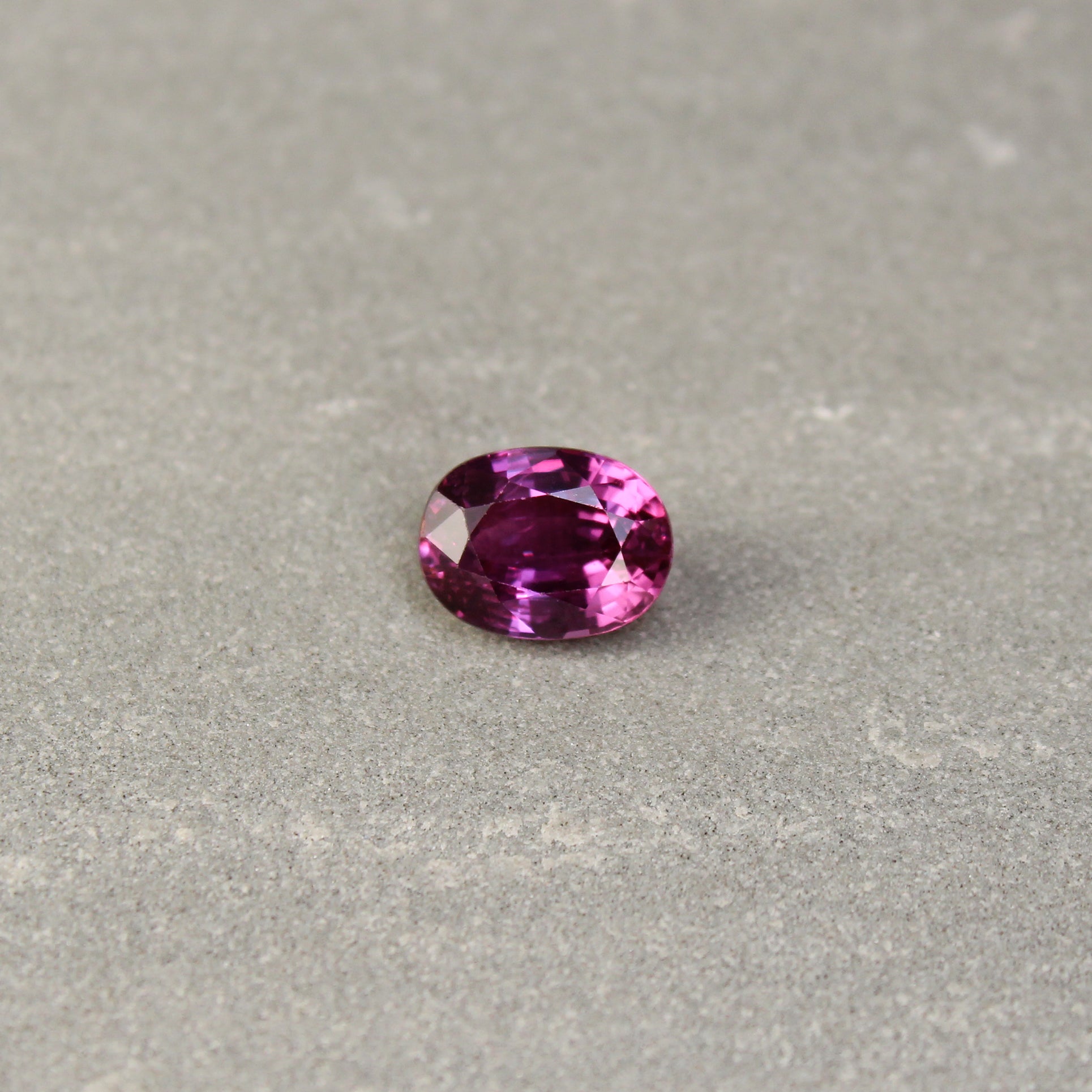 4.06ct Purplish Pink, Oval Sapphire, No Heat, Madagascar - 10.28 x 7.84 x 5.32mm