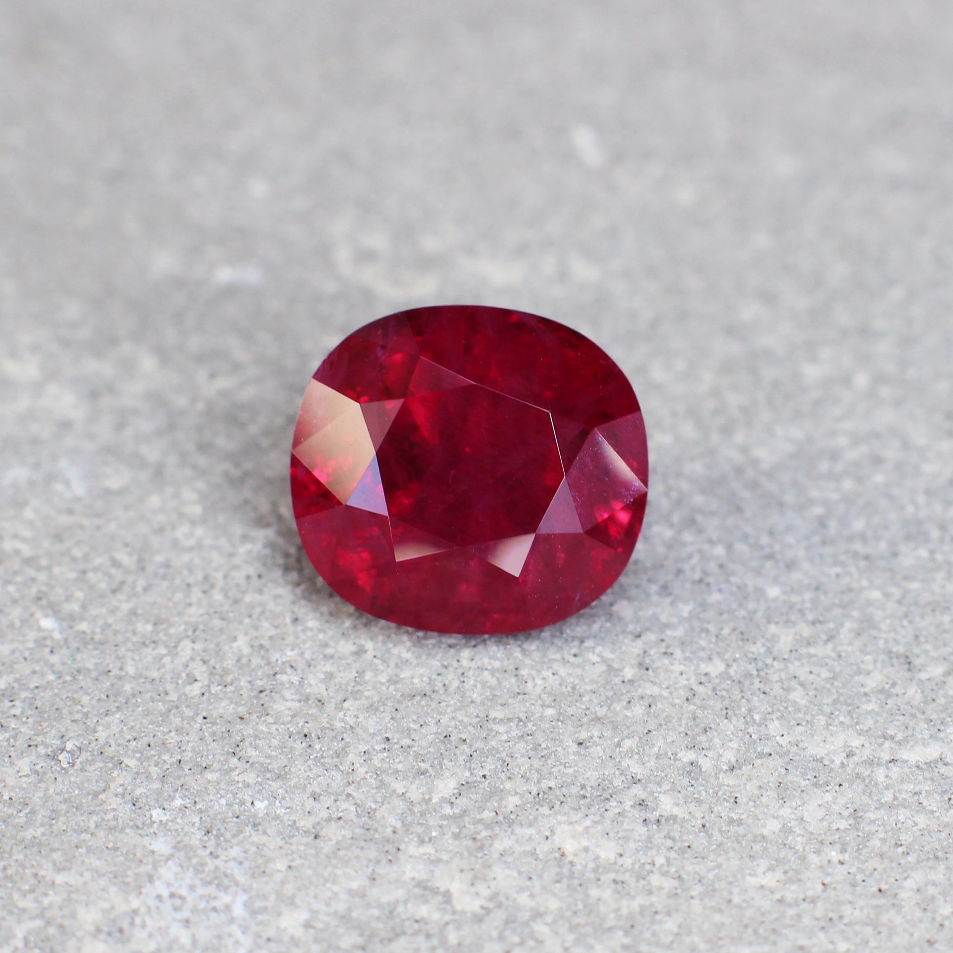 4.35ct Vivid Red, Oval Ruby, Thailand - 9.44 x 8.68 x 6.24mm
