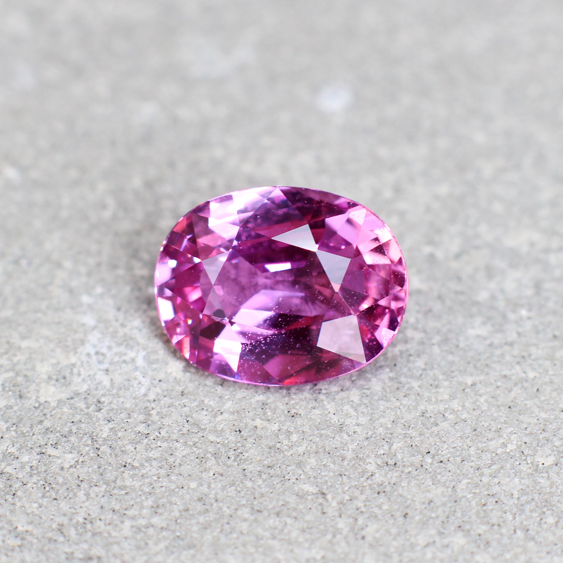 2.94ct Pink, Oval Sapphire, Heated, Thailand - 9.97 x 7.79 x 4.44mm