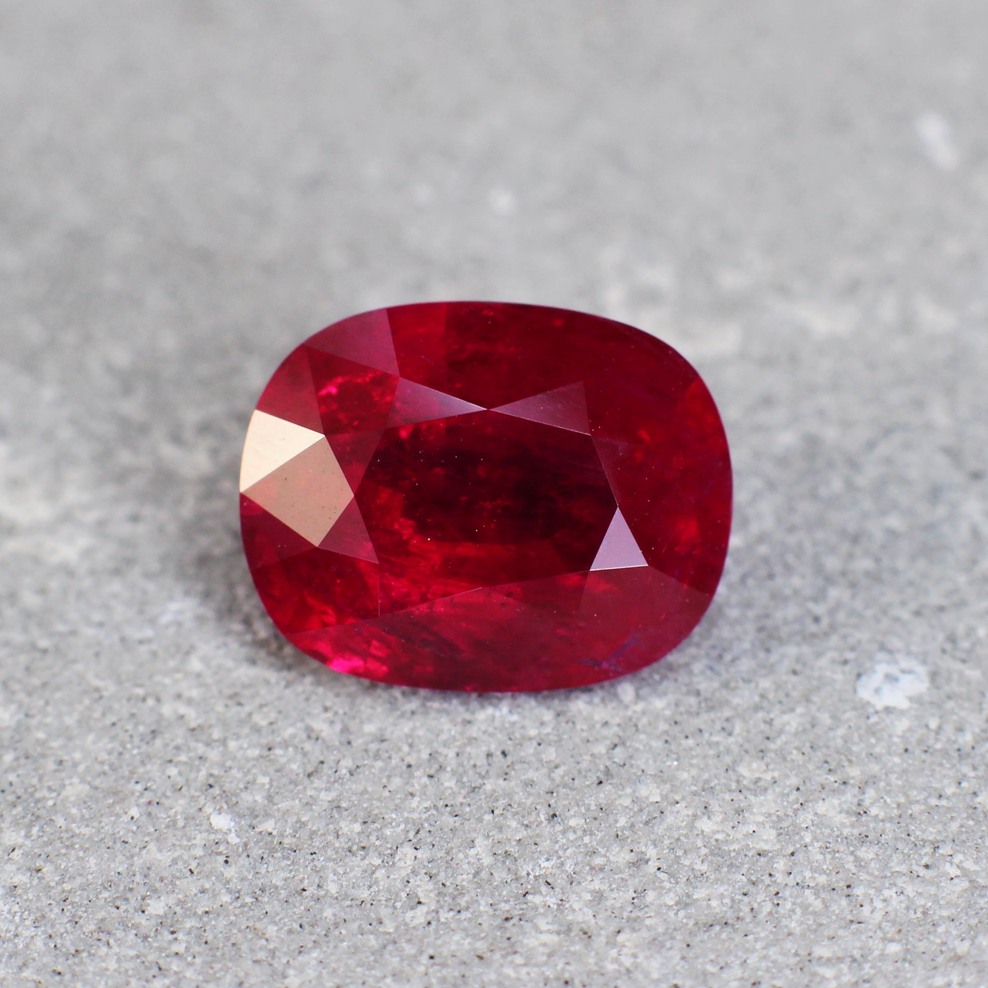 3.22ct Vivid Red, Oval Ruby, Mozambique - 9.83 x 7.79 x 4.79mm