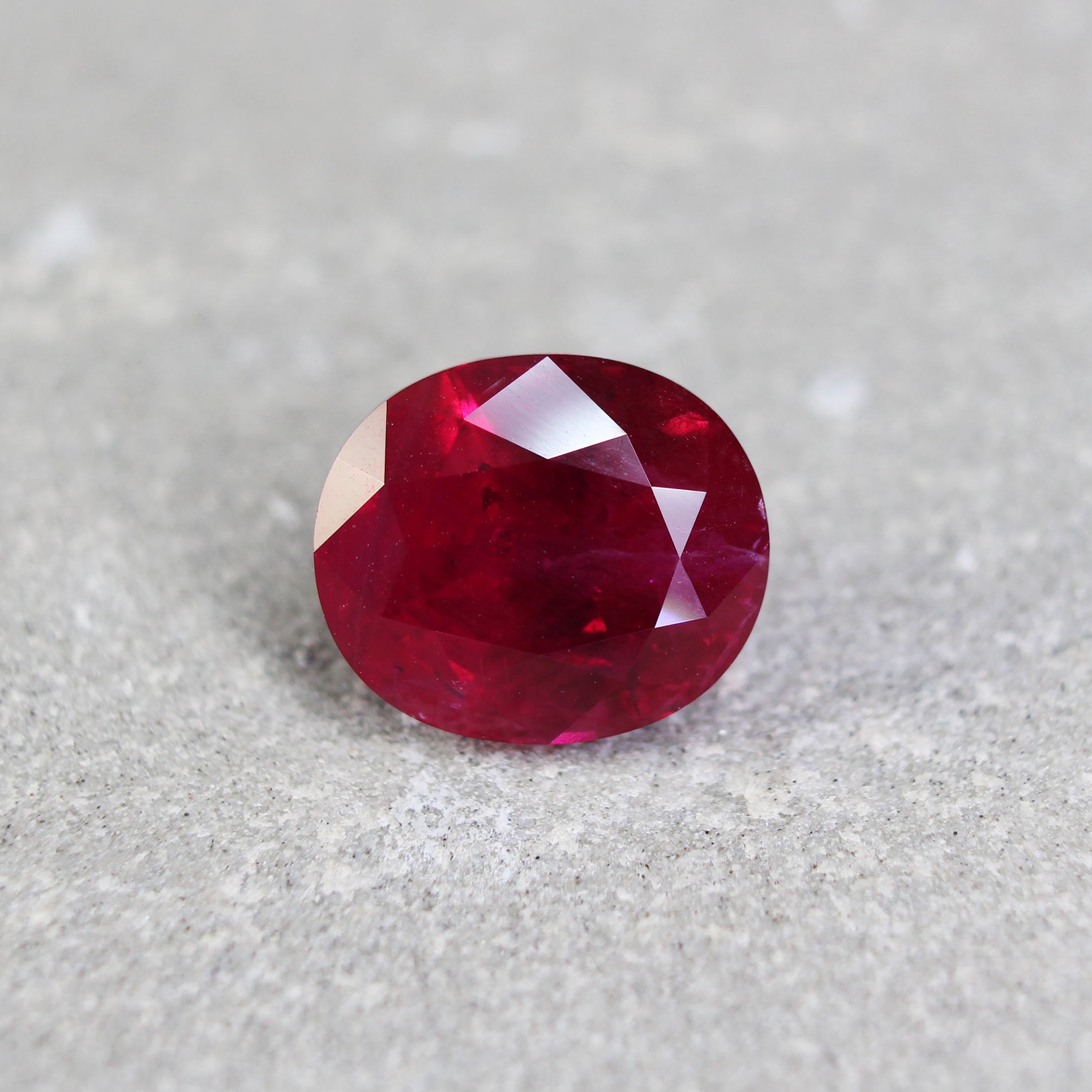 5.09ct Vivid Red, Oval Ruby, Thailand - 10.18 x 8.74 x 6.54mm