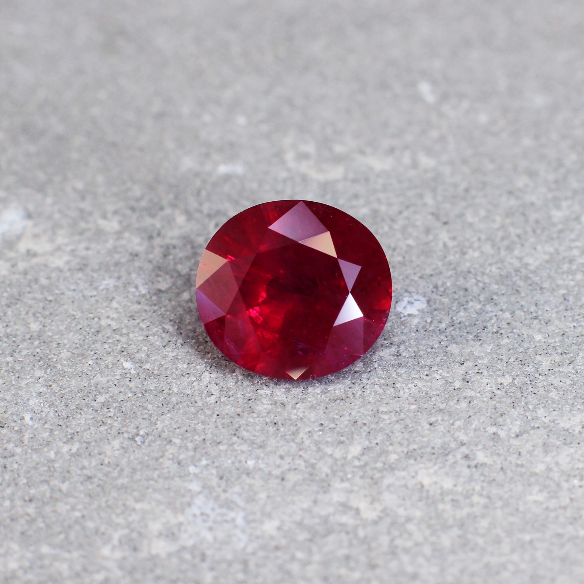 2.92ct Oval Ruby, Thailand - 9.08 x 8.34 x 4.84mm
