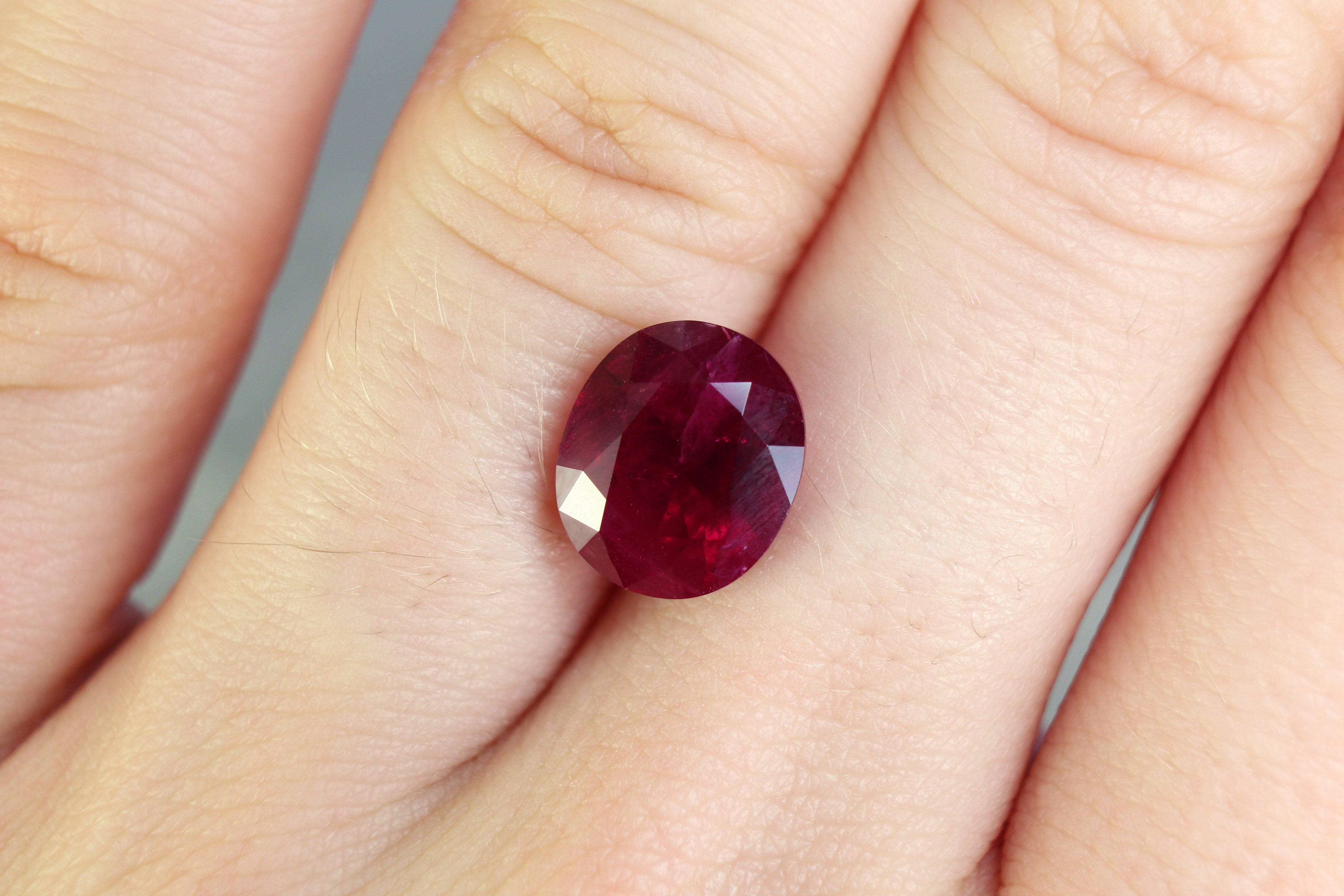 5.09ct Vivid Red, Oval Ruby, Thailand - 10.18 x 8.74 x 6.54mm