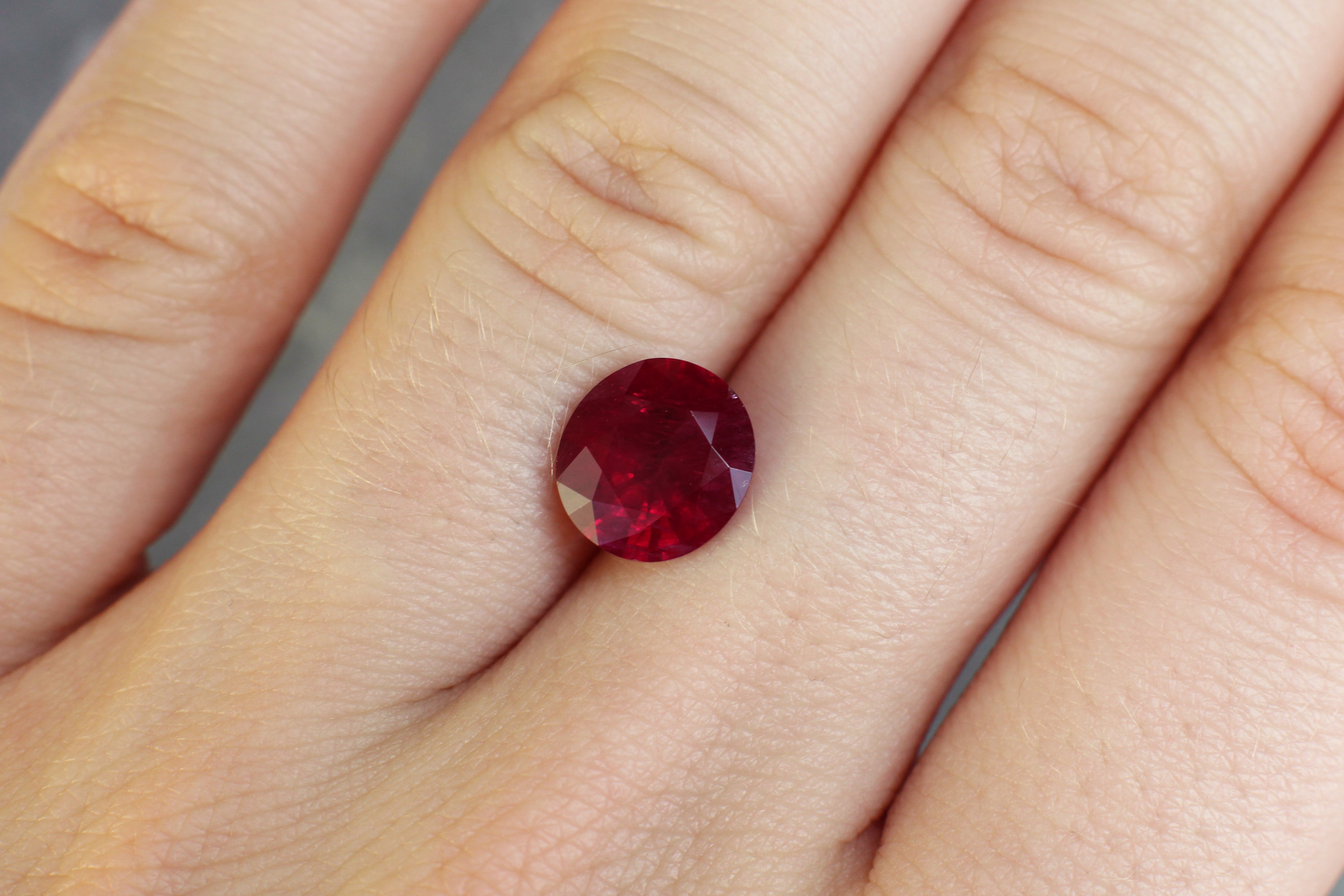 2.92ct Oval Ruby, Thailand - 9.08 x 8.34 x 4.84mm